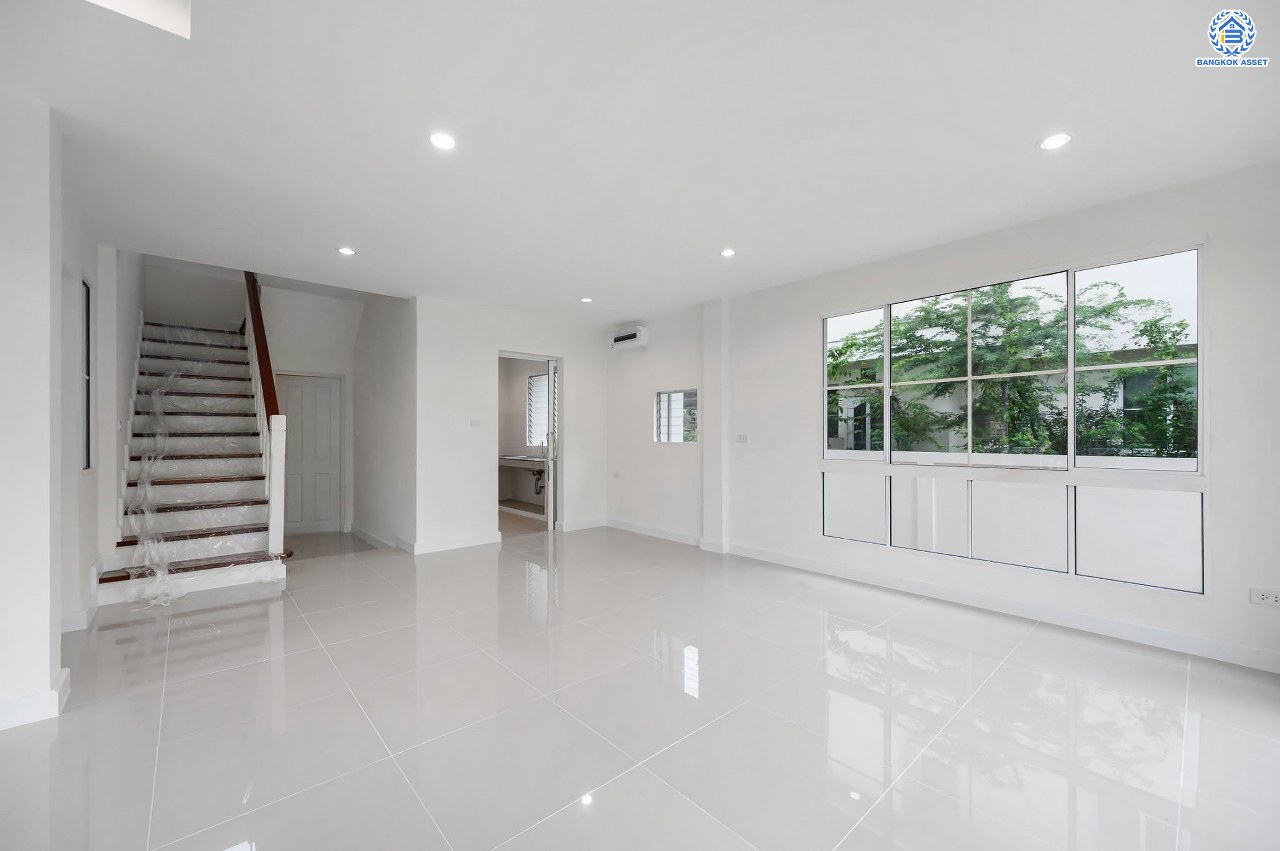 บ้านมือสองตกแต่งใหม่ แบรนด์ LH โครงการ มัณฑนา เพชรเกษม81 พร้อมรองรับทุกความสุข บนเนื้อที่ 54.4 ตร.ว. พื้นที่ใช้สอยกว่า 123.84 ตร.ม. พร้อมฟังก์ชัน 3 ห้องนอน 3 ห้องน้ำ จอดรถได้ 2 คัน บนทำเลเชื่อมต่อสู่ ถ.เพชรเกษม, ถ.พุทธมณฑลสาย4 ใกล้เดอะมอลล์ บางแค และม.มหิดล...